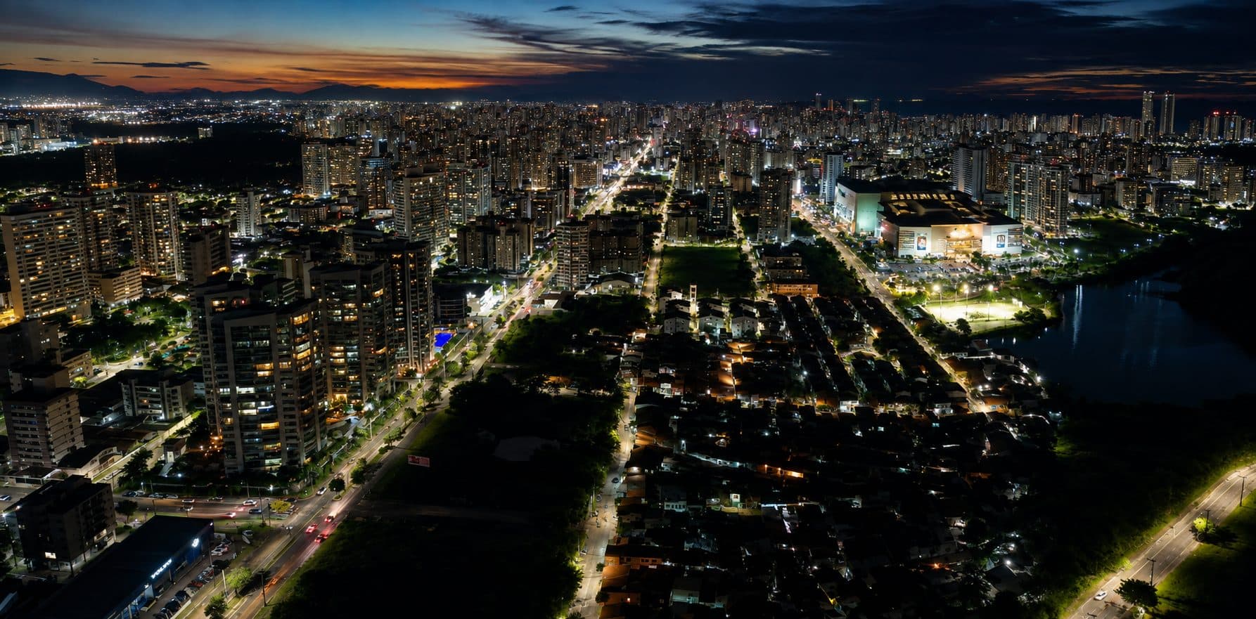 Malha urbana de Fortaleza ao anoitecer